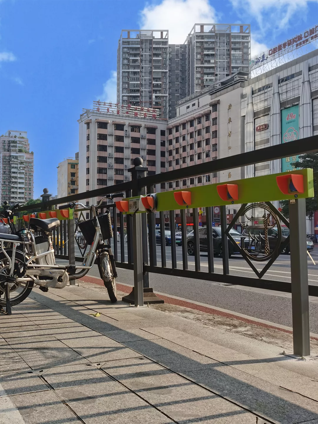 道路两侧充电桩